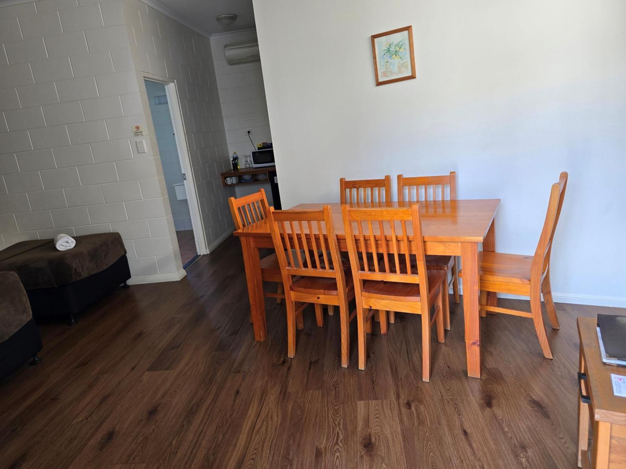 טאונסביל Colonial Rose Motel מראה חיצוני תמונה