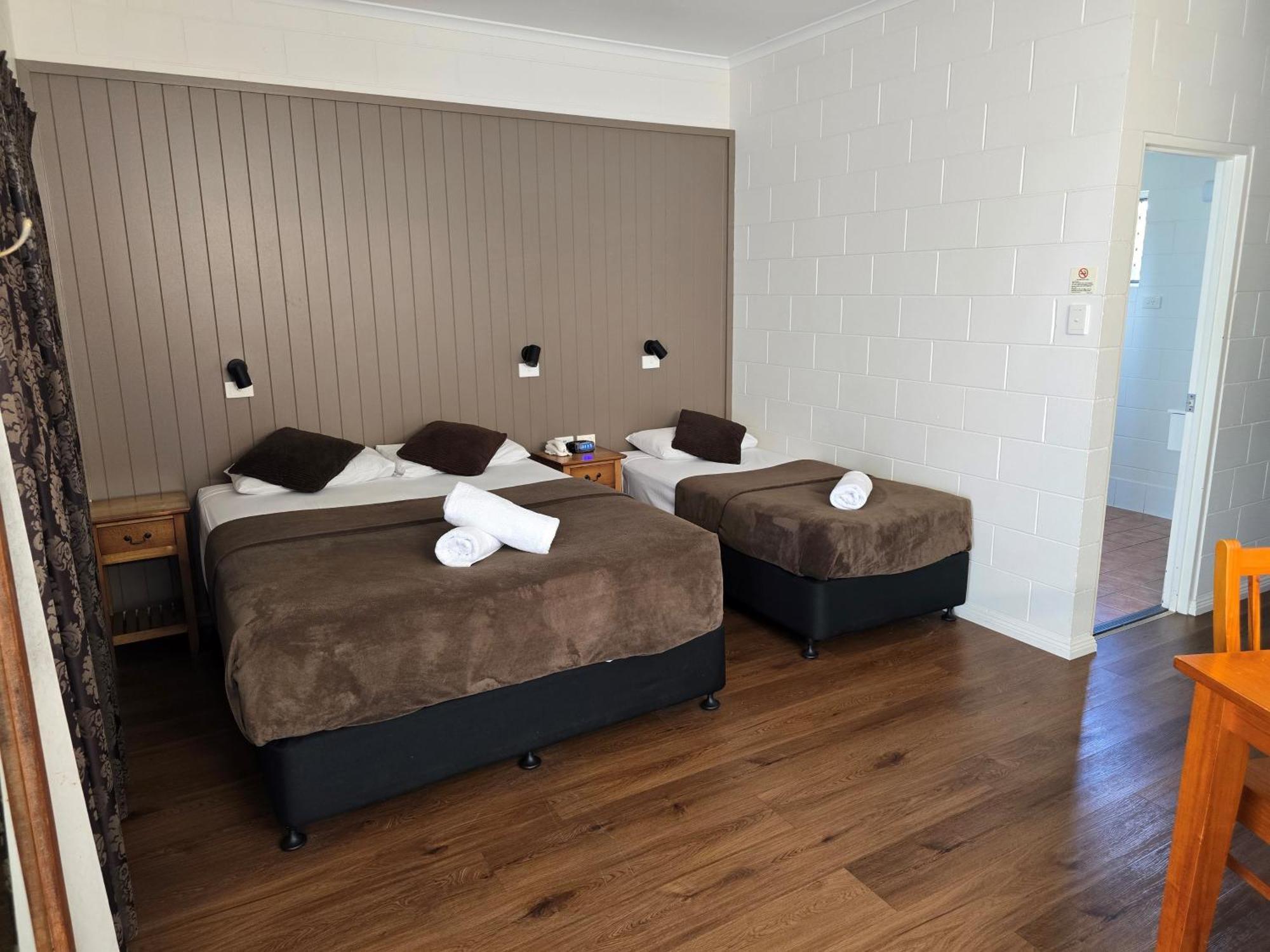 טאונסביל Colonial Rose Motel מראה חיצוני תמונה